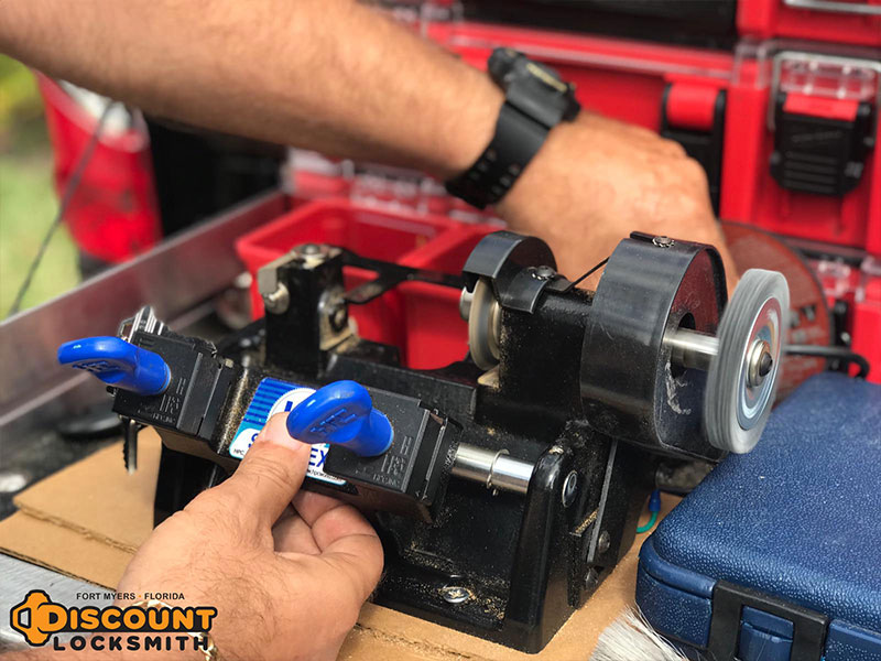 discount-locksmith-fort-myers-cut-key Discount Locksmith of Fort Myers key cutting