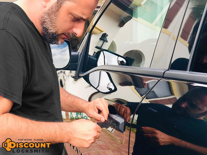 discount-locksmith-fort-myers-open-locked-car Discount Locksmith of Fort Myers open locked car door