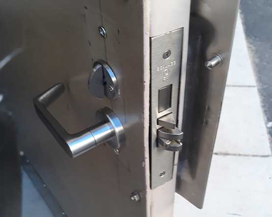 commercial door handle lock